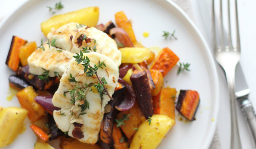 Bio-Halloumi im Thymian-Haselnussmantel mit Bio-Ofengemüse - Bio ...