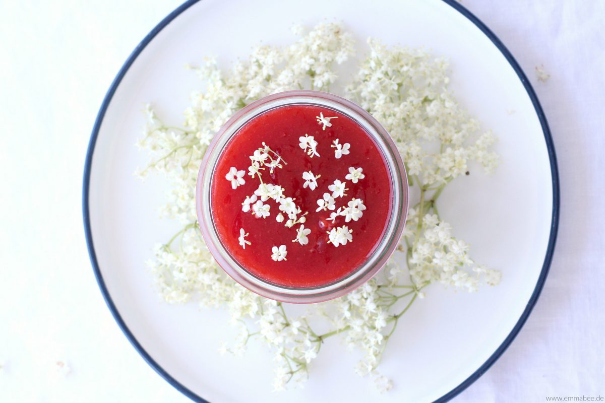 Bio-Erdbeermarmelade mit Holunderblüten