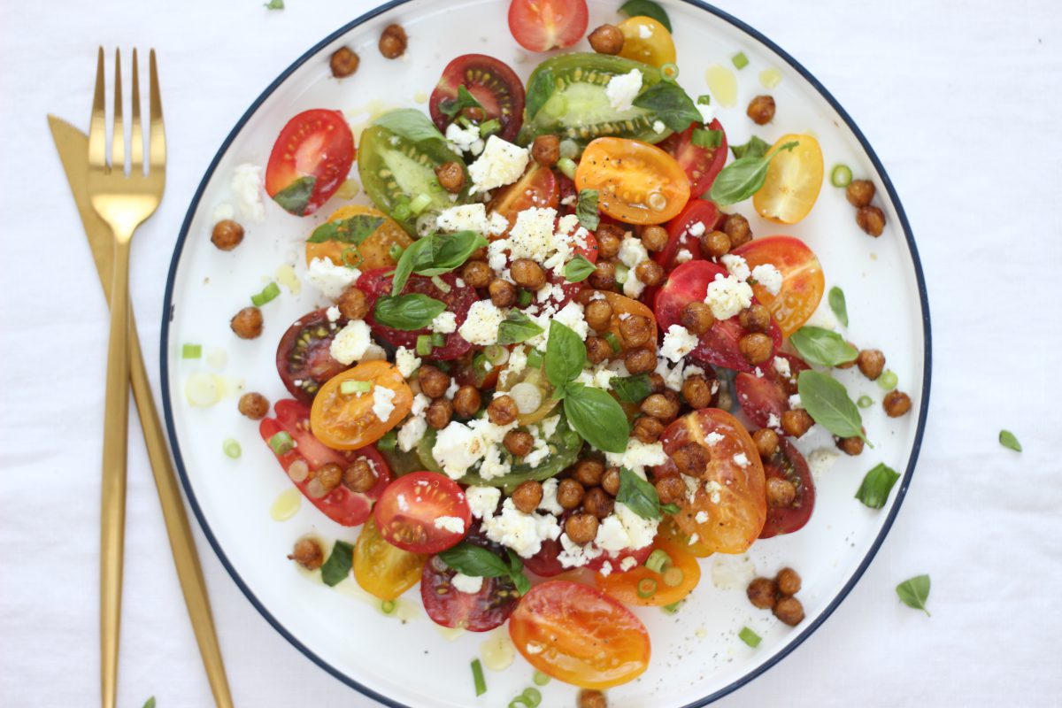 Bio-Tomatensalat mit gerösteten Kichererbsen