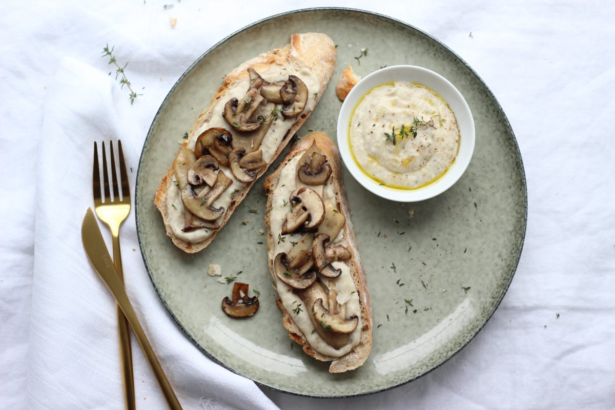 Bio-Bohnen-Dip mit gemischten Bio-Pilzen auf Sauerteigbrot