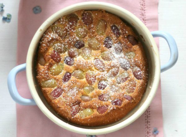 Bio-Mandelkuchen mit Trauben