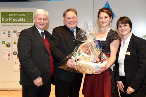 Gruppenbild mit Geschenkkorb für Minister Helmut Brunner