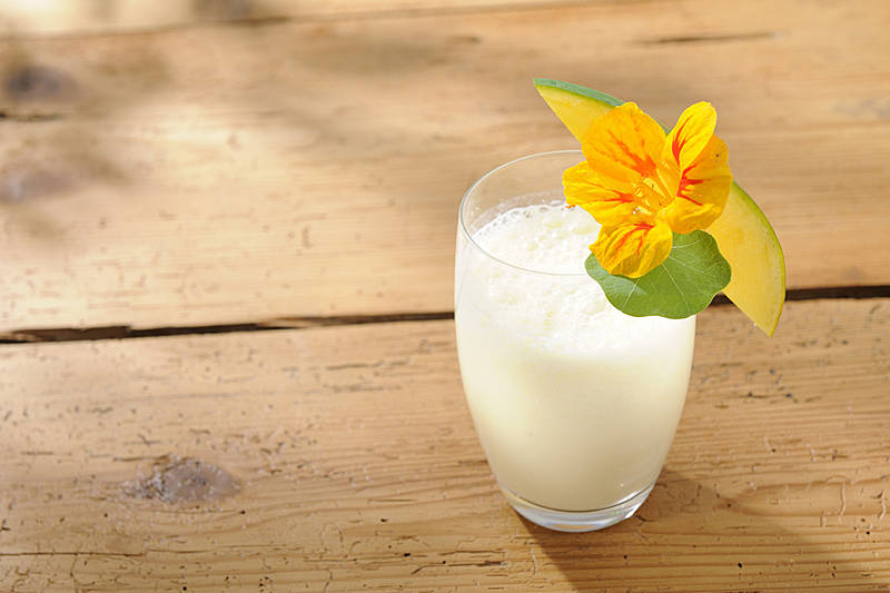 Ein Glas Joghurt-Smoothie mit Mango