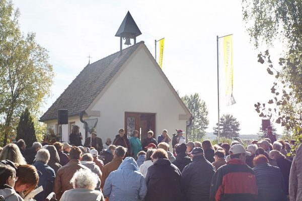 Viele Menschen versammelt vor einer Kirche