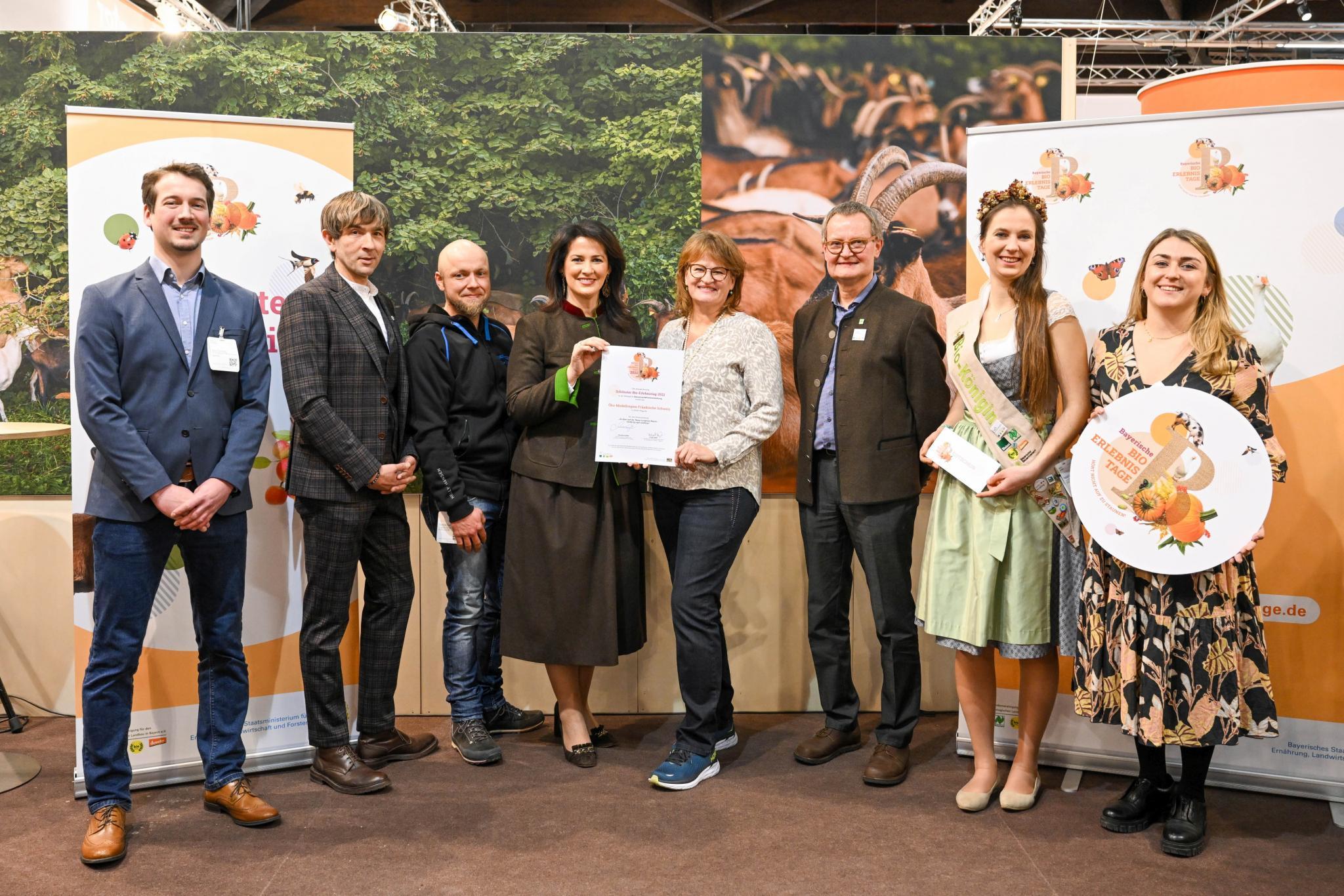 Zu sehen sind: V.l.: Julius Stintzing (ÖMR Fränkische Schweiz), Wolfgang Nierhoff (1. Bürgermeister Pegnitz), Dominik Gabler (Texas Longhorn Ranch), Landwirtschaftsministerin Michaela Kaniber, Anna Leichtenstern (Texas Longhorn Ranch), Hubert Heigl (1. Vorsitzender LVÖ Bayern), Biokönigin Raphaela I., Maria Lena Hohenester (Geschäftsführerin LVÖ Bayern).