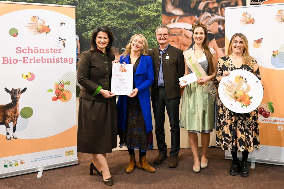 Auf dem Foto sind zu sehen: Landwirtschaftsministerin Michaela Kaniber, Dr. Hannah Winkler von Mohrenfels (Geschäftsführerin), Hu-bert Heigl (1. Vorsitzender LVÖ Bayern), Biokönigin Raphaela I., Maria Lena Hohenester (Geschäftsführerin LVÖ Bayern).