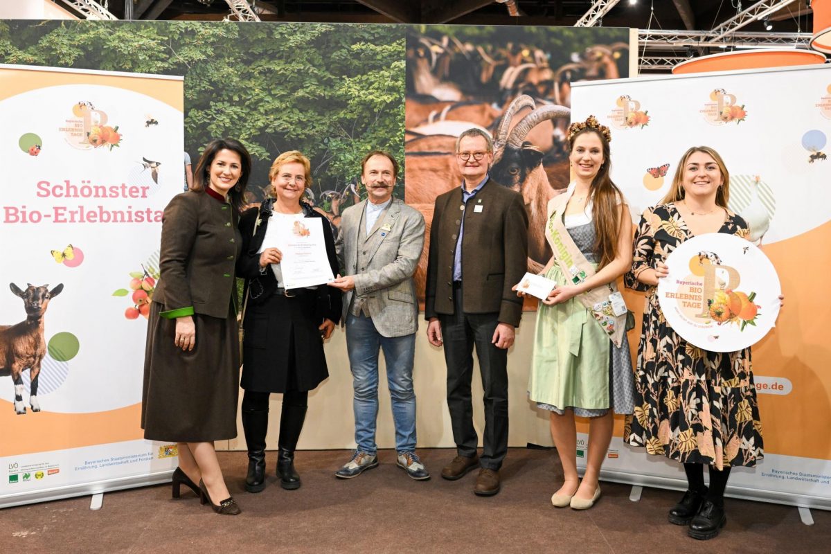 Zu sehen sind: V.l.: Landwirtschaftsministerin Michaela Kaniber, Lucia Krohmer, Xaver Dopfer, Hubert Heigl (1. Vorsitzender LVÖ Bayern), Biokönigin Raphaela I., Maria Lena Hohenester (Geschäftsführerin LVÖ Bayern).