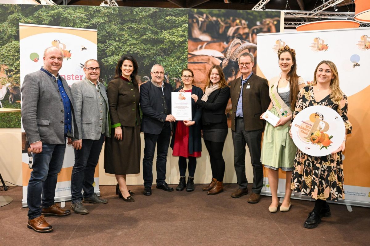 Zu sehen sind: V.l.: Max Rosenberger (2. Bürgermeister Gemeinde Hutthurm), Christian Fürst (Bürgermeister Gemeinde Tiefenbach), Landwirtschaftsministerin Michaela Kaniber, Helmut Ramesberger (Leiter Öko-Akademie Kringell), Pia Auberger (ÖMR Passauer Oberland), Katharina Fraunhofer (ÖMR Ilzer Land), Hubert Heigl (1. Vorsitzender LVÖ Bayern), Biokönigin Raphaela I., Maria Lena Hohenester (Geschäftsführerin LVÖ Bayern).