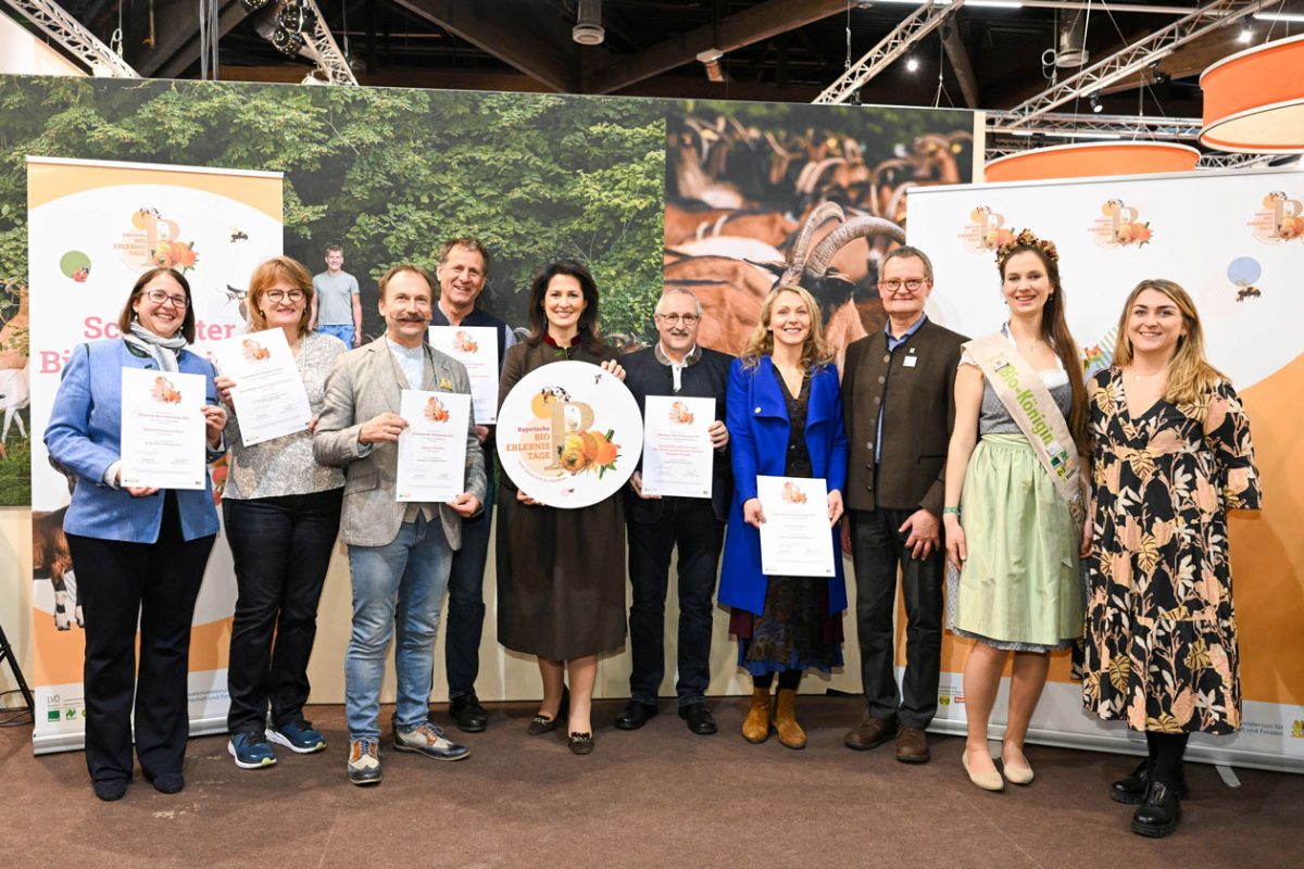 Gruppenbild Gewinner "Schönster Bio-Erlebnistag 2022", Auf dem Foto, von links: Meike Appel-Fuhrmann, Anna Leichtenstern, Xaver Dopfer, Peter Forster, Landwirtschaftsministerin Michaela Kaniber, Helmut Ramesberger, Dr. Hannah Winkler von Mohrenfels, Hubert Heigl, Biokönigin Raphaela I., Maria Lena Hohenester