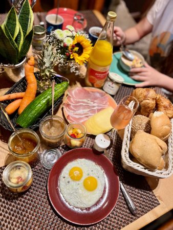 Ein gedeckter Tisch mit vielen Lebensmitteln.